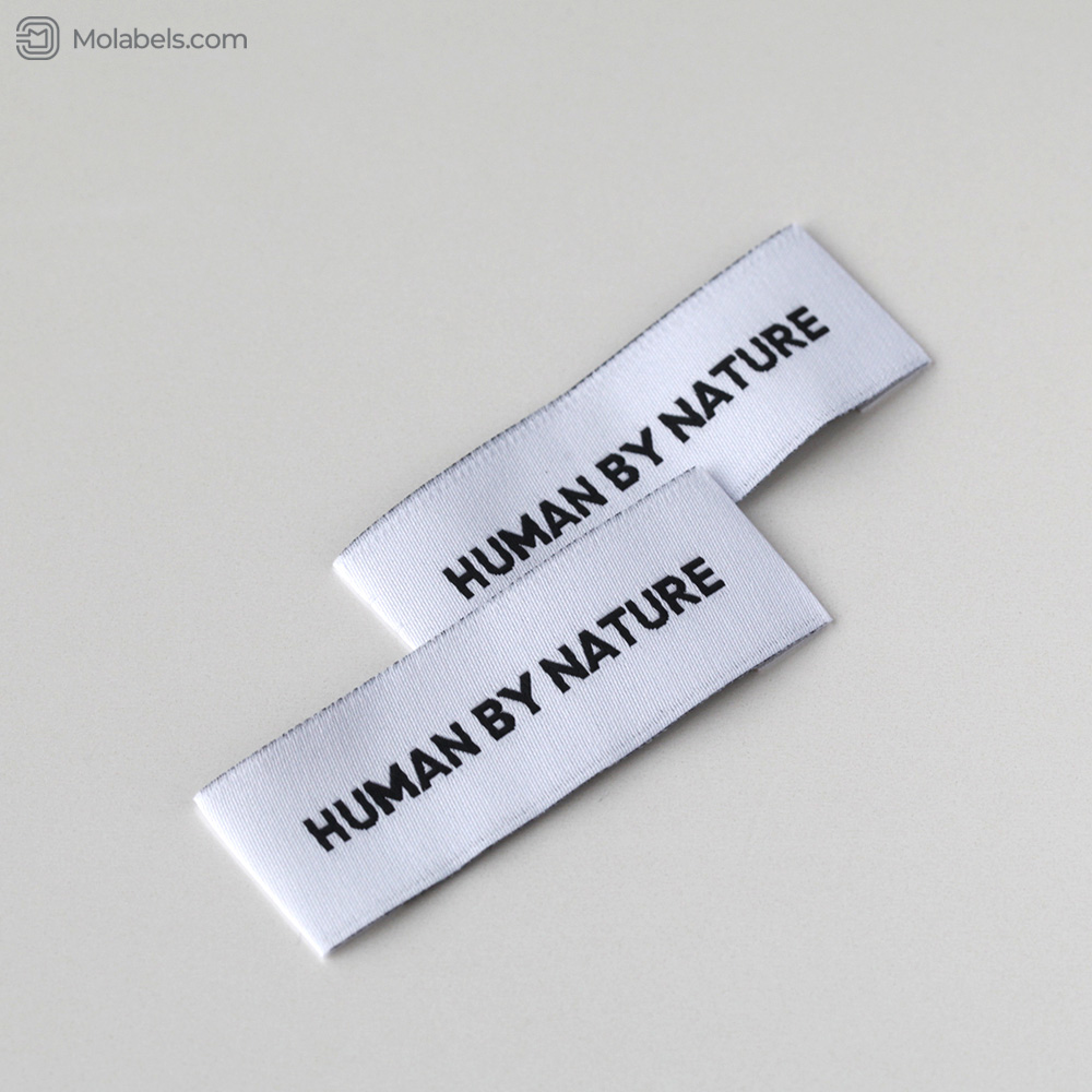 Embroidered white woven label folds with logo